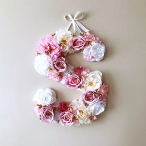 Letras de flores para galería de pared de guardería, letras florales para baby shower, letras para mesa de postres, arte para puerta de guardería, decoración de guardería floral rosa bohemia