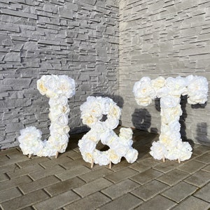 Decorazione per feste di nozze bianca Lettera floreale Grande Decorazione indipendente Decorazione floreale indipendente Arte murale personalizzata Decorazione per addio al nubilato