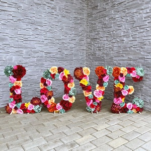 Letras florais, letras enormes em cores de joias, monograma floral, logotipo da empresa, logotipo de flores, arte de parede de escritório, arte de café, decoração de casamento indiana