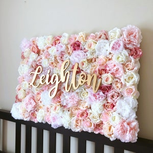 Panel de flores para pared de guardería Habitación de niña Letrero con nombre de bebé Marco floral de flores para pared Guardería ruborizada Guardería de oro rosa Regalo único hecho a mano para mamá