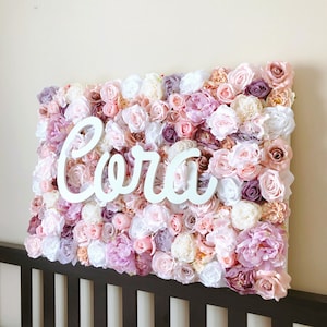 Letrero con nombre de bebé, decoración para baby shower, pared floral, marco de flores, pared de flores, habitación infantil en tonos rosa y oro rosa, regalo único, degradado