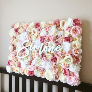 Panel de pared de flores, Arte de pared para guardería, Habitación infantil para niñas, Letrero con nombre para bebé, Pared floral, Letra de flor, Marco de flores, Habitación infantil ruborizada, Baby shower