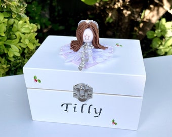 Caja de recuerdos personalizada para niñas, hecha a mano en madera, ideal para bautizo.