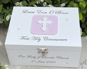 Caja de madera blanca personalizada para recuerdos de Primera Comunión, con detalle de cruz pintada a mano.