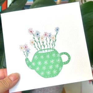 Vrolijke zomer kaart, lente bloemen, zomer in een kopje, aanmoeidingskaart