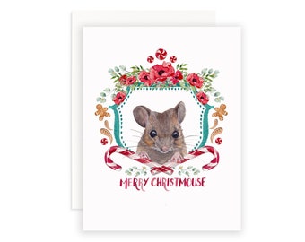 Könnte beinhalten: Eine Weihnachtskarte mit einer Aquarell-Illustration einer Maus, die aus einem Kranz aus roten Blumen und Zuckerstangen schaut. Der Text "Merry Christmouse" steht unter der Maus.