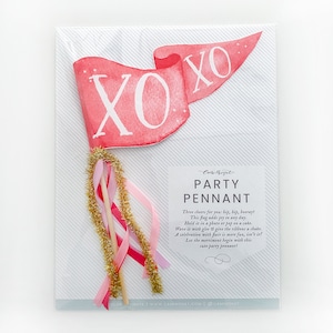 Puede incluir: Un bander&iacute;n de fiesta rosa y blanco con la palabra "XOXO" en letras blancas. El bander&iacute;n est&aacute; sujeto a un palo con serpentinas de purpurina rosa, dorada y blanca. El texto de la tarjeta dice "Bander&iacute;n de fiesta" e incluye una breve descripci&oacute;n del producto.