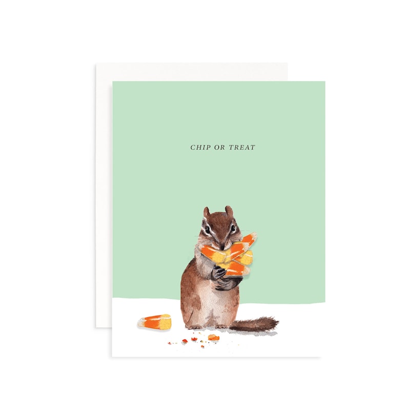 Op de afbeelding: Een schattig cartoon-eekhoorn dat een stapel candy corn vasthoudt met de tekst "Chip or Treat" op een groene achtergrond.