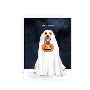 behandelt alleen de wenskaart van de hond van het spook | Hond in kostuum Halloween-kaart | Grappige Halloween-kaart | Griezelige geest hond kaart | Leuke Halloween-kaart