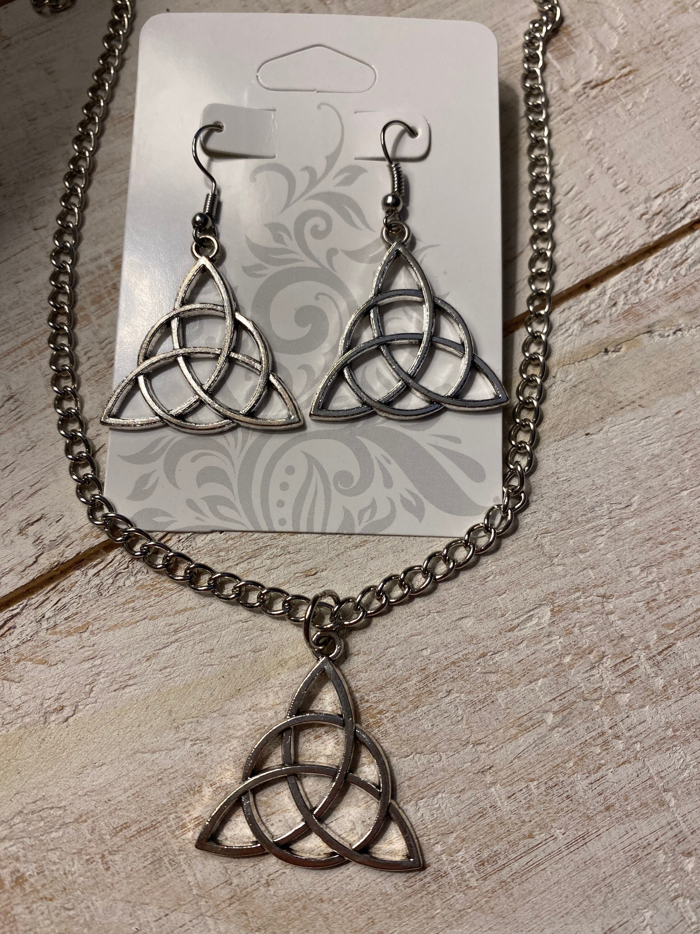 Collar triquetra Clearance