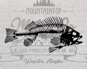 Può includere: Silhouette in bianco e nero di uno scheletro di pesce con il testo "MOUNTAINTOP", "WELDING-FABRICATION METAL ART", "Wasilla, Alaska" e "SVG. DXF. PNG. EPS."