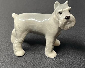 Perro Schnauzer Terrier miniatura de porcelana bizcochada de 1989, 5 cm, gris y blanco.