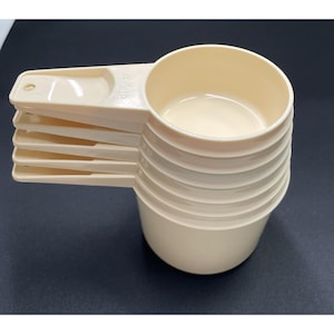 Set completo di 6 misurini impilabili Tupperware vintage color crema mandorla e avorio.