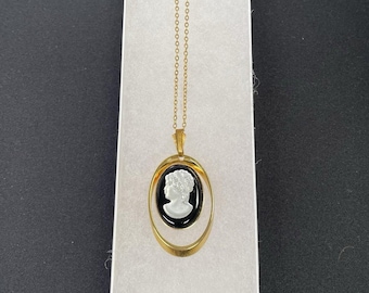 Vintage glazen camee Griekse dame op zwarte achtergrond goudkleurige ketting