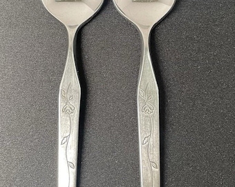 Juego de 2 cucharas de postre y té Vintage Supreme Stainless de 16 cm (6 1/4") con diseño floral.