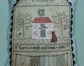 Quilt Shoppe pillow pattern by Lynette Anderson Designs, 13" x 16" , Y343