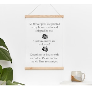 Pu&ograve; includere: Un cartello bianco con testo nero che recita "Tutti i vasi di fiori sono stampati nel mio studio a casa e spediti da me. Gli ordini personalizzati sono benvenuti! Domande o problemi con un ordine? Per favore, contattami tramite Etsy messenger."