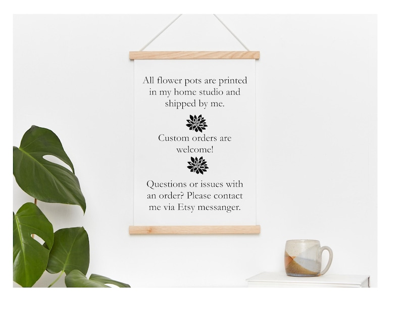 Pu&ograve; includere: Un cartello bianco con testo nero che recita "Tutti i vasi di fiori sono stampati nel mio studio a casa e spediti da me. Gli ordini personalizzati sono benvenuti! Domande o problemi con un ordine? Per favore, contattami tramite Etsy messenger."