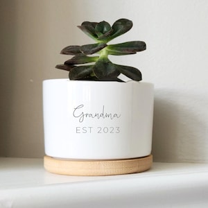 Gift for Grandma, New Grandma, Grandma Pregnancy Announcement, Personalized Planter For Grandma, Custom Flower Pot, Grandma Est