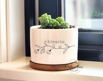 Regalo para estudio de yoga, maceta Breathe, regalo para profesor de yoga, regalo inspirador, cuidado personal, maceta personalizada, maceta para suculentas, planta viva