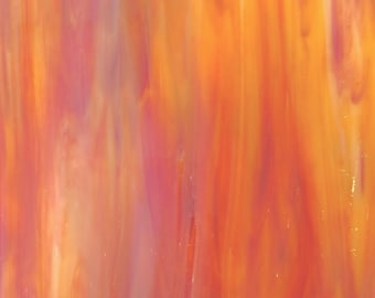 Puede incluir: Primer plano de un panel de vidriera abstracta con colores cálidos. El diseño presenta vetas verticales de naranja, amarillo y rosa, creando un efecto texturizado. El vidrio tiene un acabado brillante, realzando el juego de la luz y el color.