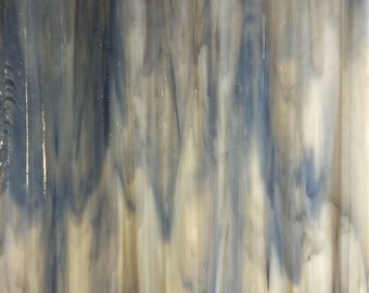 Puede incluir: Panel de vidrio abstracto con un patrón fluido de colores azul, gris y crema. El diseño presenta vetas verticales y un aspecto texturizado, adecuado para aplicaciones decorativas.
