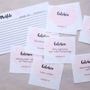 Könnte beinhalten: Ein Satz rosa und weißer Geschenkgutscheinkarten mit einem Chevron-Muster und dem Wort "Gutschein" auf jeder Karte. Die Karten sind für verschiedene Aktivitäten wie Kochen, Backen und das Organisieren einer Party.
