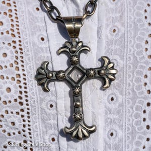 Chimney Butte Sterling Silber Kreuzanhänger - 3,5 ”Handgefertigter und signierter Navajo-Schmuck