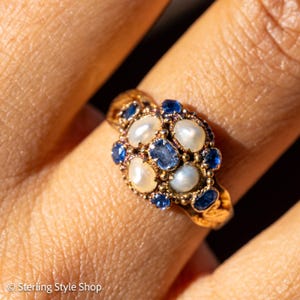 Antyczny pierścień z szafirami i perłami w kolorze złota 15K – wiktoriański, grawerowana obrączka, sygnowany przez Birmingham, biżuteria rodzinna