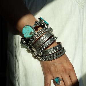 Pulsera rígida de plata esterlina Chimney Butte con bolas, cuentas o sellos – Joyería apilable del suroeste - Oxidada