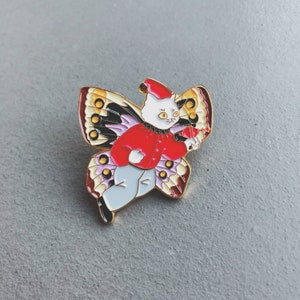 25 flying white cat pin / enamel pin / badge