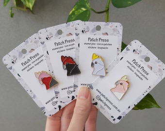 Broche de esmalte de cacatua australiana