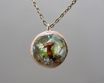 Acorn Terrarium Necklace: Mushroom, Moss & Queen Anne's Lace