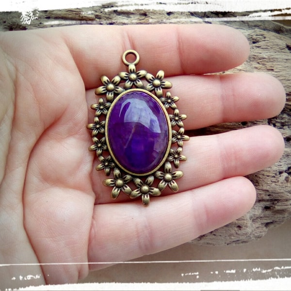 pendentif fleuri métal couleur bronze avec cabochon agate nervurée violet