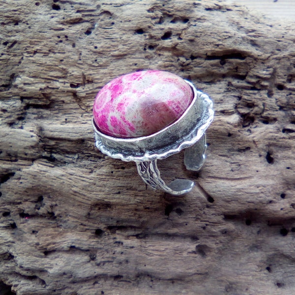 Bague en corail fossile naturel rose - support en métal oval plaqué en argent