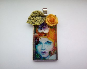 Pendentif 48*24mm rétro avec inclusion fleur en pate porcelaine froide