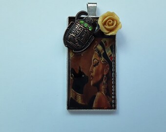 Pendentif 48*24mm egypte avec inclusion fleur en pate porcelaine froide