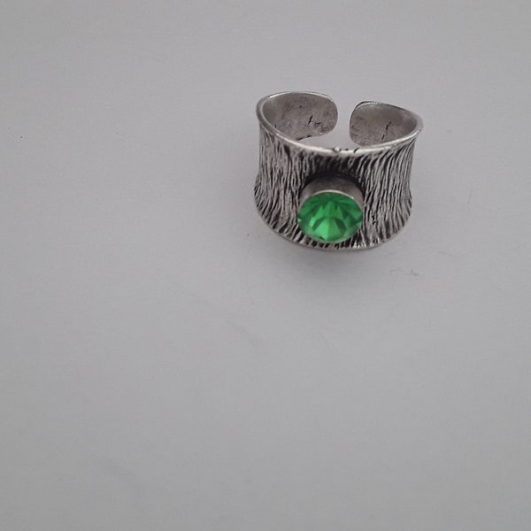 Bague avec strass vert - support en métal brossé plaqué en argent antique