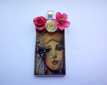 Pendentif 48*24mm rétro avec inclusion fleur en pate porcelaine froide