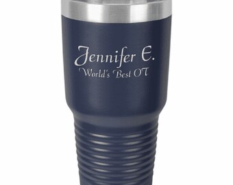 Può includere: Un bicchiere termico in acciaio inossidabile blu navy con un coperchio argentato. Il bicchiere è inciso con il testo "Jennifer E. World's Best OT".