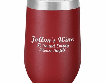 Può includere: Un bicchiere da vino in acciaio inossidabile rosso con un coperchio argentato. Il bicchiere ha il testo "JoAnn's Wine If Found Empty Please Refill" inciso sul lato.