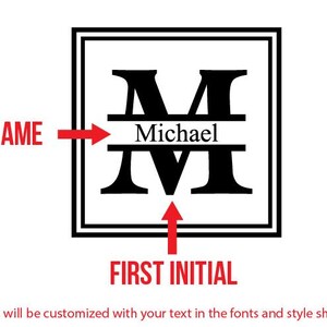 Pu&ograve; includere: Design in bianco e nero con la lettera "M" e il nome "Michael" al centro. Le parole "NAME" e "FIRST INITIAL" sono in rosso, che puntano al design. Il design &egrave; all'interno di un quadrato nero.