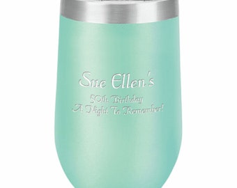 Può includere: Un bicchiere in acciaio inossidabile blu chiaro con un coperchio argentato. Il bicchiere è inciso con il testo "Sue Ellen's 50th Birthday A Night To Remember!"