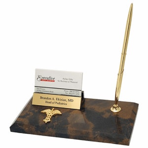 Soporte de tarjeta de visita de tema médico y juego de escritorio de pluma