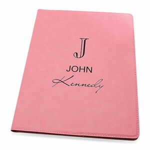 Nombre completo Monograma Pink Leatherette Portfolio- Personalización gratuita