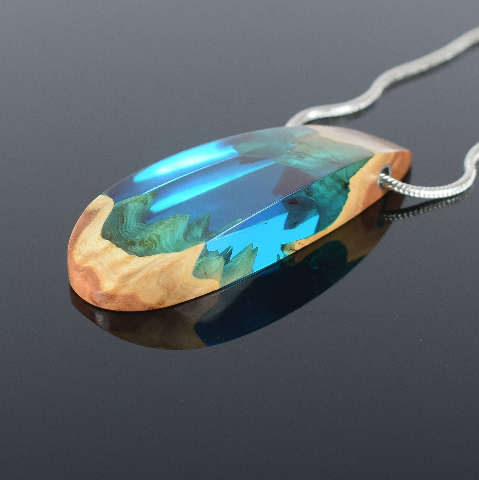 Дверь из эпоксидной смолы и дерева своими руками