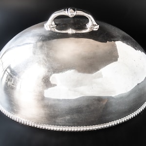 Cúpula para alimentos con forma de cúpula de carne de plata del antiguo Hotel Metropole