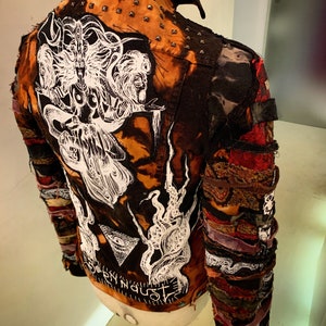 Chaqueta vaquera desgastada Kali Goddess con parches y lavado ácido