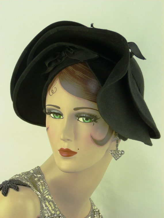 VINTAGE 1940s LILLY DACHE hat, black felt Betty Bo