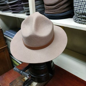 Sombrero Scout, estilo canadiense. Sombrero beige, sombrero de ala grande, sombrero de fieltro, sombrero hecho a mano, fabricante de sombreros, sombreros de mujer, sombreros para él, regalo de San Valentín imagen 2